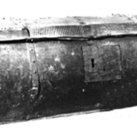 SLM 4642 - Cylindrisk vagnskoffert av trä och läder, från Sannerby i Årdala socken