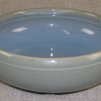 SLM 28105 - Skål av keramik med ljust blågrå glasyr, design Nils Thorsson för Den Kongelige Porcelainsfabrik i Köpenhamn