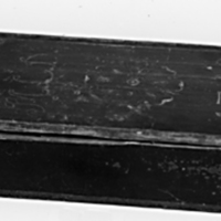 SLM 2049 - Kryddskrin av trä med inristad dekoration och årtal 1740