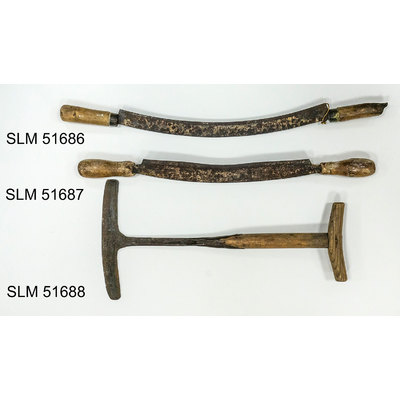 SLM 51686, 51687, 51688 - Två hårknivar och en skavkniv från Westerbergs garveri i Strängnäs
