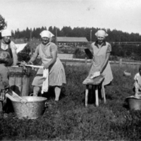 SLM P09-411 - Tvättdag vid Stångby i Tystberga i slutet av 1920-talet