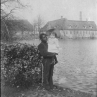 SLM P09-812 - Betjänten Jumbo med Elisabeth Plessen år 1893