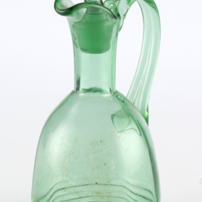 SLM 8830 - Karaff av grönt glas med handtag och hög propp