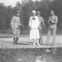 SLM P07-1202 - Tre soldater och en kvinna, 1910 - 20-tal