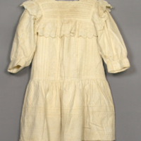 SLM 28265 - Barnklänning av vit våffelpiké från Ökna i Floda socken, sent 1800-tal