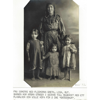 SLM P2017-0036 - Fru Dimetri med barn på 1920-talet