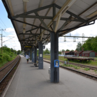 SLM D12-0466 - Järnvägsstationen, perrongtaket sett mot stationshuset.