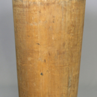 SLM 4529 - Stånda av furuträ, lock och träband, kommer från Ludgo socken