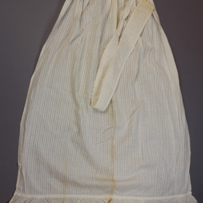 SLM 22394 - Förkläde av randvävt vitt bomullstyg kantat med volang
