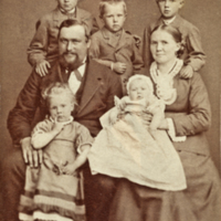SLM P05-302 - Anders Petter Andersson med hustru Mathilda och fem barn, Juresta i Floda socken
