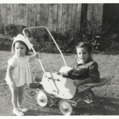 SLM P2016-0380 - Suzanne och Yvonne Wohlin på 1940-talet