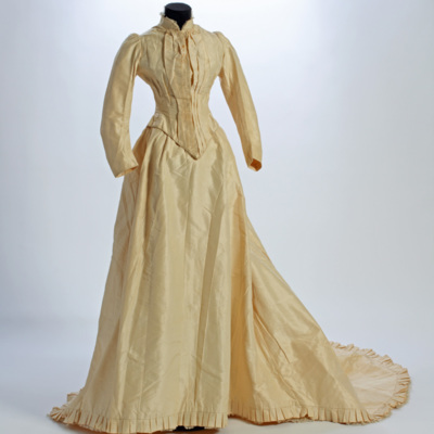SLM 11866 1-2 - Tvådelad brudklänning av siden, 1878