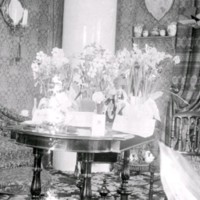 SLM M033968 - Ett bord med blommor.