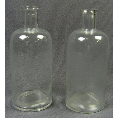 SLM 27124 1-2 - Apoteksflaskor av glas från apoteket i Björkvik