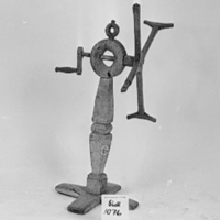 SLM 1076 - Härvel av trä på korsformad fot, från Hummelvik i Bälinge socken