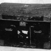 SLM 7562 - Reskoffert av rotting, överklädd med svart vaxduk