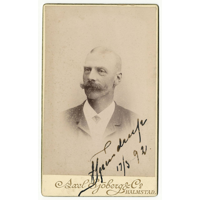 SLM P2021-0020 - Visitkort, man med mustasch Halmstad, har tillhört konstnären Bodil Güntzel, 1892