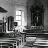 SLM M034627 - Predikstolen och altarringen.