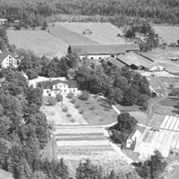 SLM BF04-0158 - Flygbild över Folkesta Österby gård, Torshälla socken