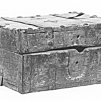 SLM 4595 - Kassaskrin av furuträ, järnband och beslag, från Ösby i Runtuna socken