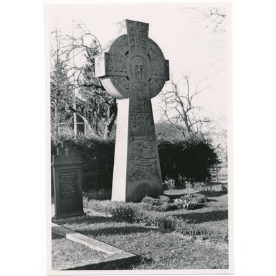 SLM M007864 - Eckermans grav på Frustuna kyrkogård år 1943.