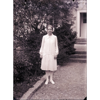 SLM X1926-78 - Ung kvinna i vit klänning