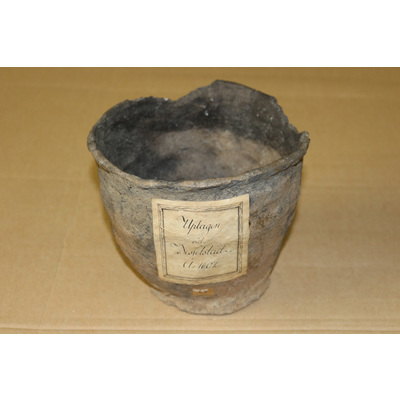 SLM 18227 2 - Urna av svartbränd grovmagrad oglaserad keramik, troligen från en brandgrav