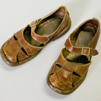 SLM 27495 - Pojksandaler av brunt läder från Ökna i Floda socken