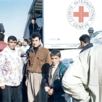 SLM P07-2314 - Röda Korset distribuerar mat till flyktingar i 