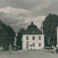 SLM P2014-938 - Westerlingska huset i Nyköping, med apoteket Fenix/Phoenix, år 1947