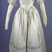 SLM 11893 - Klänning av tryckt bomullstyg, 1840-talet