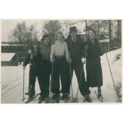 SLM P2019-0445 - Skidåkning med vänner i Nyköping, 1930-tal