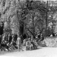 SLM M024418 - Hembygdsdagen i Mariefred 1947, publikgrupp på Kyrkbacken