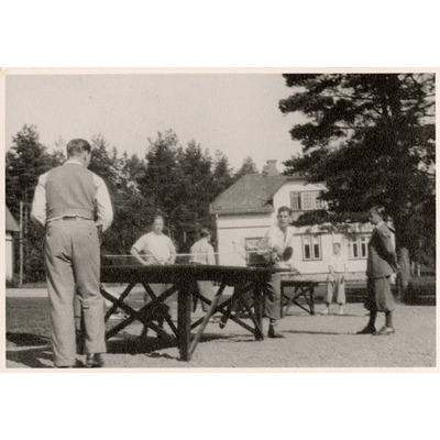 SLM P2020-0468 - En grupp spelar bordtennis vid Klostret, en av Solbacka Läroverks äldsta byggnader, 1934
