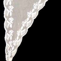 SLM 22031 - Schal, trekantig, tillverkad av vit tyll med blommönster