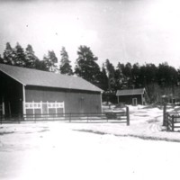 SLM M033046 - Bostadshus och ekonomibyggnader, möjligen i Husby-Oppunda socken