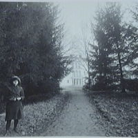 SLM M001542 - Nanna Linderoth (f.1902) vid Säfstaholms slott.