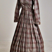 SLM 28663 - Rutig klänning från mitten av 1800-talet