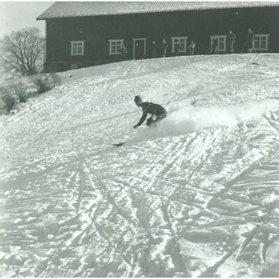 SLM P2020-0606 2, 4, 5, 6, 8, 11 - Vintersportsaktiviteter på Solbacka Läroverk, 1950-tal