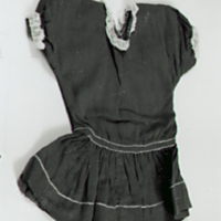 SLM 22367 - 22373 - Dockkläder från 1890-talet, klänningar, underkläder och mössa