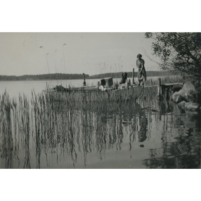 SLM P07-651 - Fritz Andersson och Lisa Hall vid båtbryggan, 1935