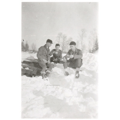 SLM P2020-0424 - Tre män sitter i snön och fikar, Solbacka Läroverk, 1931