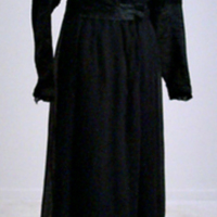 SLM 29909 1-2 - Svart klänning av silkessammet med tillhörande skärp, 1950-tal