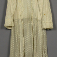 SLM 11698 - Flickklänning av vit voile fodrad med linne, tidigt 1900-tal