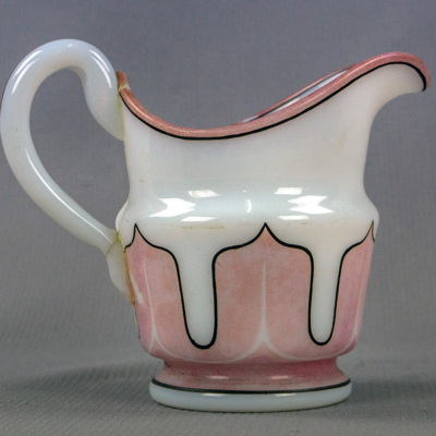 SLM 8190 - Gräddkanna av mjölkvitt glas med dekorationer i rosa