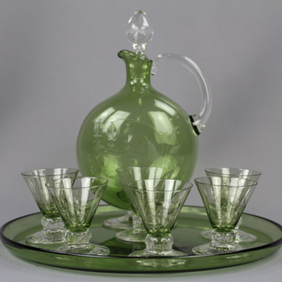 SLM 37351 8 - Glasservis i grönt glas på glasbricka