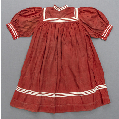 SLM 52401 - Flickklänning av rött bomullstyg prydd med vita band, tidigt 1900-tal