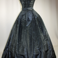 SLM 7726 - Svart klänning av vattrat siden