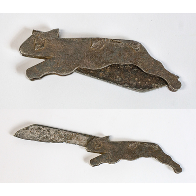 SLM 50996 - Fällkniv, handsmidd jaktkniv av järn, med handtag i form av hare