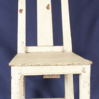 SLM 3377 - Vitmålad stol med höga ryggståndare, kommer från Mellösa socken